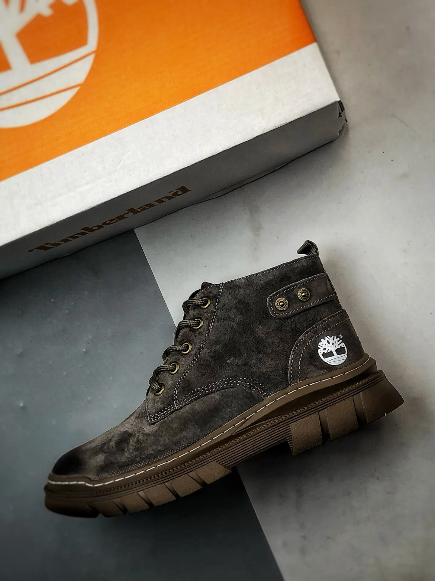 💰440 Timberland 25 autumn and winter must-have outdoor casual mid-cut rhubarb boots #Guangdong Dachang quality, original box and original packaging, fashionable and trendy matching. The fabric is made of Italian 🇮🇹 top-grade frosted fine-grained cowhide. Lightweight outsole. It is equipped with anti-odor and anti-corrosion genuine leather latex insoles. The outsole and hardware are all made from OEM raw materials. It is the same as the original Goodyear and will never be glued. Good products do not kill pigs. The quality of the first order is strictly controlled. Exclusively launched on the entire network. There is no doubt about the quality. The whole set is packaged in the same official website to give you the perfect wearing experience. The quality is exquisite and durable. A must-have for sportsmen. Specially designed to prevent handsomeness. High-quality and first-class foot feel. Special for cold protection and outdoor use this winter. Casual matching for daily use. Item No.: TB99248 Size: 39 40 41 42 43 44 (standard size)